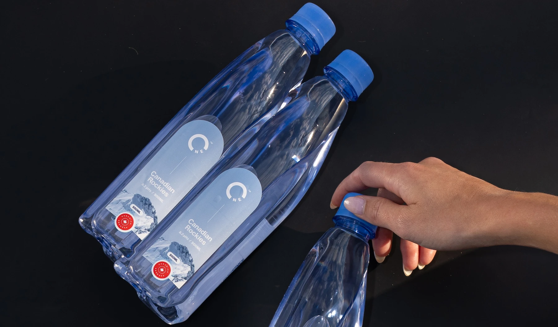 Interlocked One Water bottles on a tennis court.